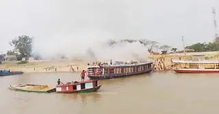 সুনামগঞ্জে পর্যটকবাহী হাউসবোটে আগুন